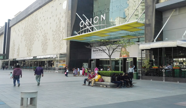 H and m outlet in orion mall